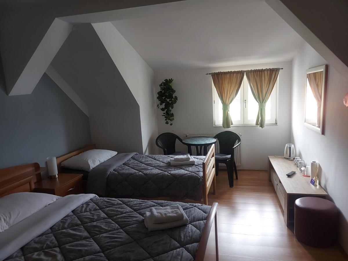 Guest House Neno Огулин Екстериор снимка